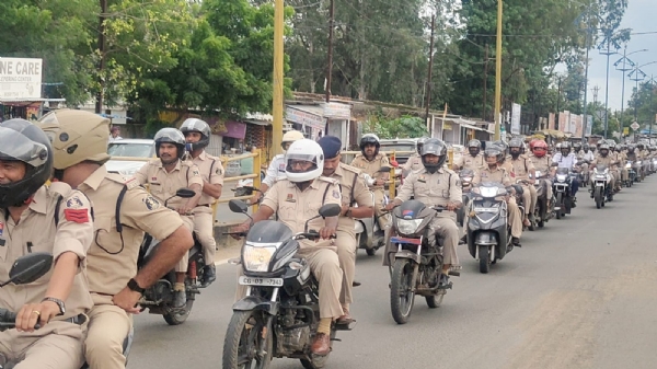 पुलिस के जवानों ने नशा मुक्ति के लिए लोगों को बाइक रैली निकाल किया जागरूक