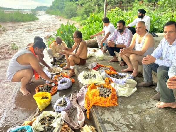 सेवा समिति ने 60 अज्ञात मृतकों की अस्थियों का किया पवित्र विसर्जन, भावपूर्ण श्रद्धांजलि अर्पित