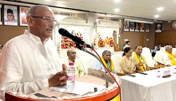 कानपुर में गोस्वामी तुलसीदास जयंती पर मंच से बोलते राष्ट्रीय स्वयंसेवक संघ के प्रांत प्रचारक-कानपुर प्रांत भवानी भीख तिवारी का छायाचित्र