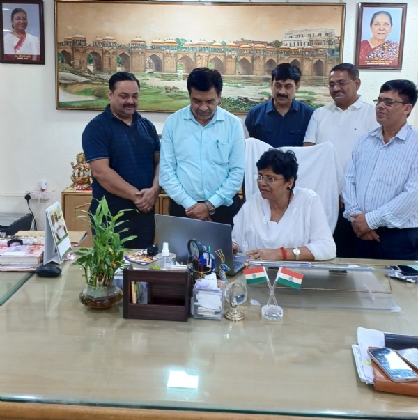परीक्षा फल घोषित करते हुए कुलपति डॉ वंदना सिंह