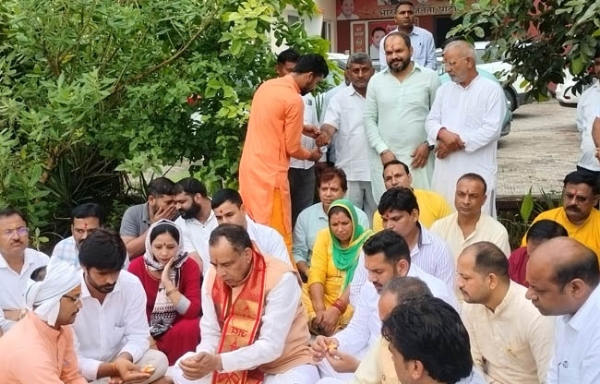 सोनीपत: भाजपा प्रदेश अध्यक्ष मोहन लाल बड़ौली पक्षियों के लिए बर्ड टॉवर का भूमि पूजन करते हुए