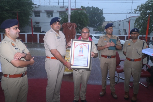 पुलिस लाइन परेड ग्राउंड में सेवानिवृत्त पुलिसकर्मियों को सम्मानित करते एसएसपी अनुराग आर्य। पास में मौजूद अन्य अधिकारी।