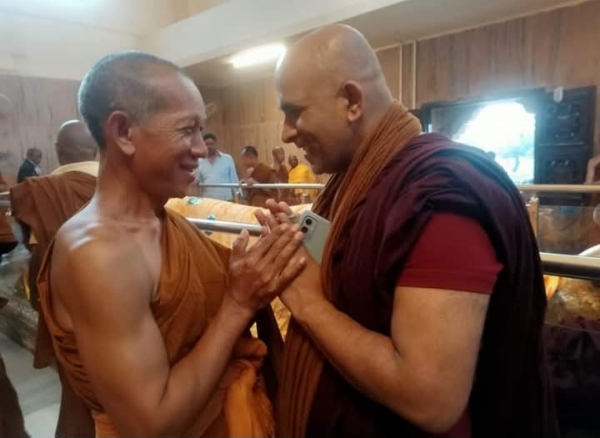 महापरिनिर्वाण मंदिर में खुशियां साझा करते बौद्ध भिक्षु