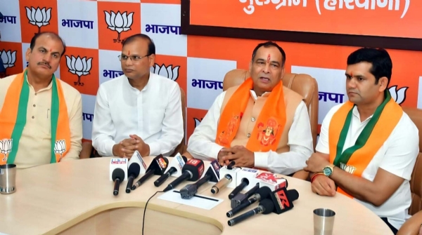 गुरुग्राम में भाजपा की संगठनात्मक बैठक से पूर्व पत्रकारों से बात करते प्रदेश अध्यक्ष मोहन लाल बड़ौली।