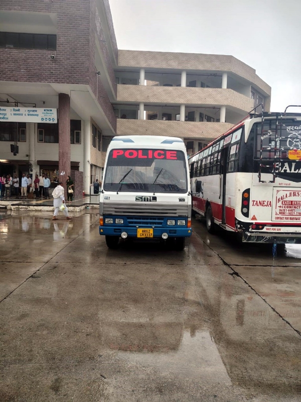 फतेहाबाद। बस स्टैण्ड पर परीक्षार्थियों के लिए खड़ी पुलिस बस।