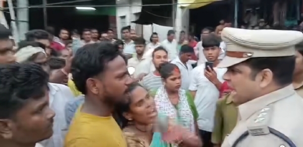 जाम लगा रही भीड़ को समझाते सीओ