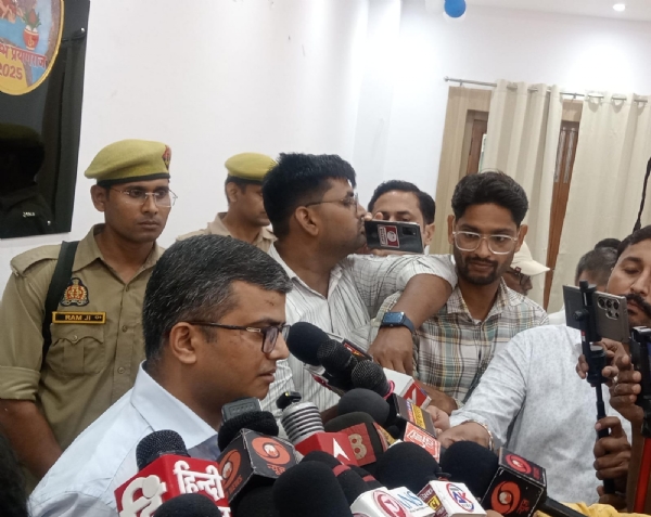 मीडिया से वार्ता करते हुए उप्र के प्रयागराज जिले के नवनियुक्त जिलाधिकरी मनीष वर्मा