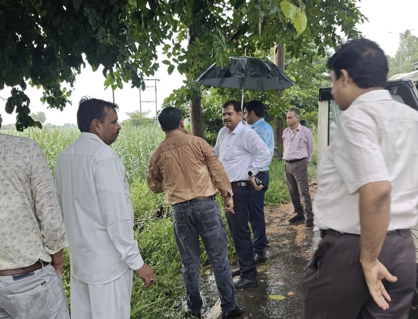 गन्ना बकाया भुगतान न होने पर कुर्क की गई केसर शुगर मिल की जमीन पर लाल झंडी लगाते प्रशासनिक अधिकारी। मौके पर मौजूद तहसील और गन्ना विभाग की टीम।