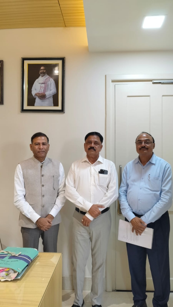 मंत्री से मिलते चेंबर के पदाधिकारी