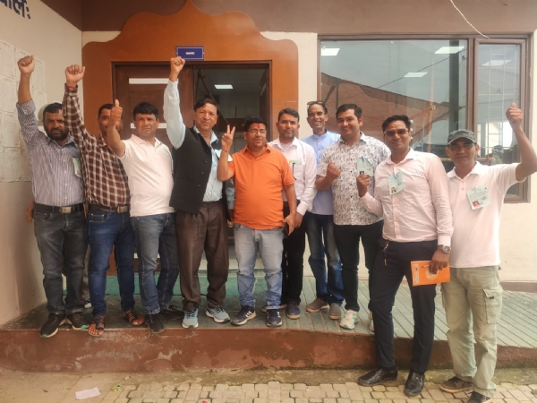 पौड़ी की   गवाड़        सीट से जीत जीत के बाद खुशी मनाते कांग्रेस कार्यकर्ता