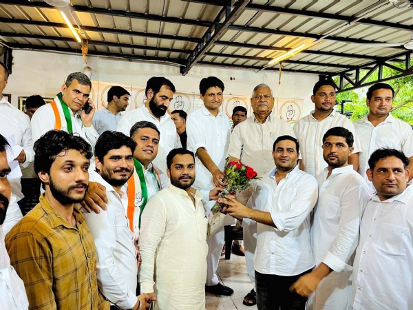 युवा प्रदेश अध्यक्ष से मिलते कांग्रेस नेता।