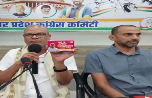 सेनेटरी पैड वाले पैकेट को लॉन्च करते प्रदेश कांग्रेस अध्यक्ष राजेश राम और प्रभारी