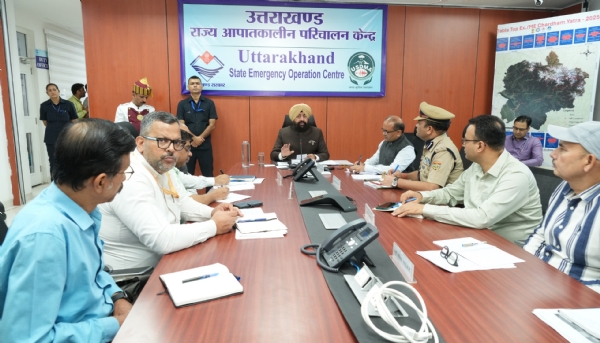 राज्य आपदा परिचालन केंद्र में अधिकारियों से बातचीत करते राज्यपाल।