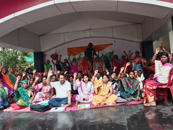 गांधी मैदान के मंच में प्रदर्शन करते हुए छत्तीसगढ़ एकता यूनियन के सदस्य।