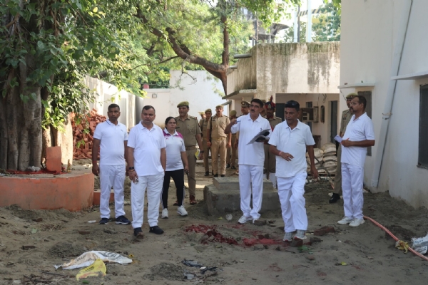वरिष्ठ पुलिस अधीक्षक सतपाल अंतिल के द्वारा शुक्रवार को रिजर्व पुलिस लाइन मुरादाबाद में आयोजित प्रातःकालीन पीटी परेड का निरीक्षण किया गया।
