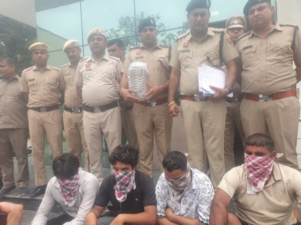 पुलिस की गिरफ्त में आरोपी