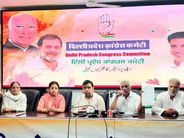 दिल्ली प्रदेश कांग्रेस कार्यलय में शुक्रवार को वरिष्ठ नेता गुरचरण सिंह राजू के निष्कासन की जानकारी देते अनुशासन समिति के अध्यक्ष नरेंद्र नाथ