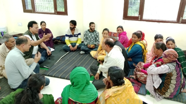 आपदा प्रभावितों के साथ किसान सभा नेता कुशाल भारद्वाज।