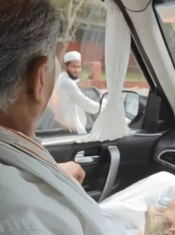 पूर्व सीएम गहलोत ने बिना हेलमेट बाइक सवारों को टोका