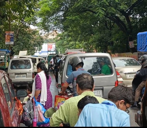 स्कूल के पास ट्रैफिक जाम