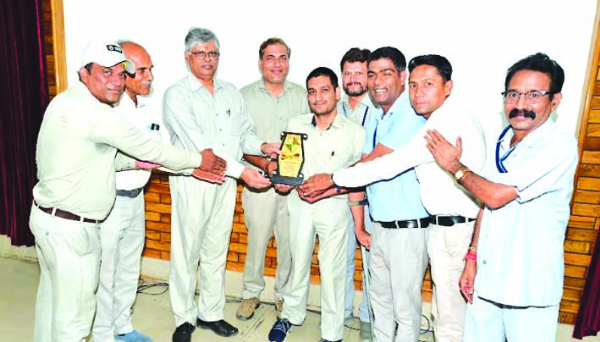 पुरस्क्त करते हुए