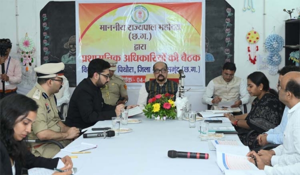 राज्यपाल रमेन डेका अधिकारियों की बैठक लेते हुए