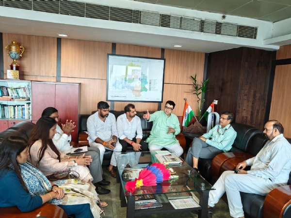 एमसीडी में नेता प्रतिपक्ष अंकुश नारंग आआपा के पार्षदो के साथ निगमायु्क्त से मुलाकात करते हुए