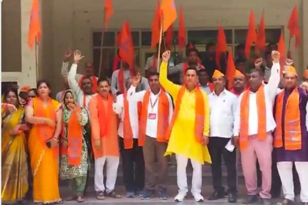प्रदर्शन करते हुए शिव सैनिक