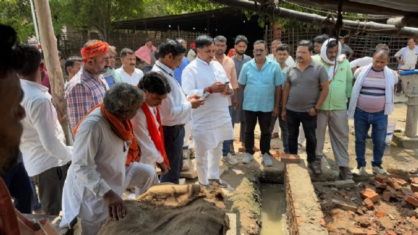 निर्माण कार्य का स्थलीय निरीक्षण करते मडिहान विधायक रमाशंकर सिंह पटेल व अन्य।