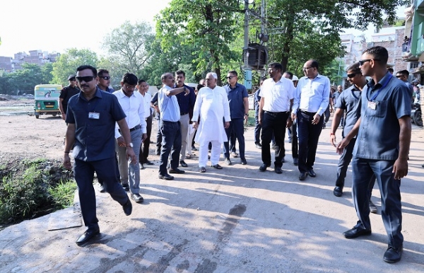 मुख्यमंत्री पटना साहिब रेलवे स्टेशन से पटना घाट तक के सम्पर्क पथ के निर्माणाधीन कार्य जायजा लेते हुए