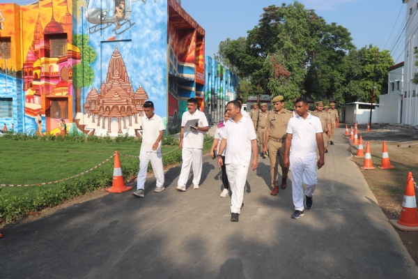 वरिष्ठ पुलिस अधीक्षक सतपाल अंतिल के द्वारा शुक्रवार को रिजर्व पुलिस लाइन मुरादाबाद में आयोजित प्रातःकालीन पीटी परेड का निरीक्षण किया ।