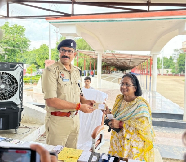 मोबाइल वापस पाकर खिले चेहरे, एसपी उत्तरी मुकेश चंद्र मिश्रा ने खुद सौंपे फोन