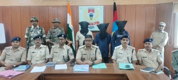 पीएलएफआई के तीन उग्रवादी गिरफ्तार, हथियार गोली और पर्चा बरामद