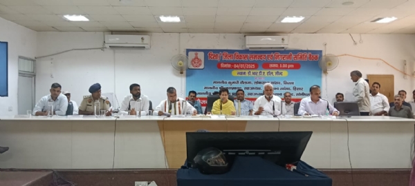 बैठक की अध्यक्षता करते हुए तीनों सांसद।