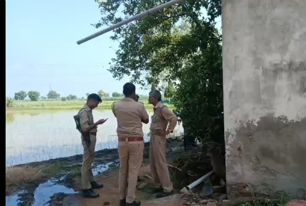 घटना स्थल पर जांच करती पुलिस