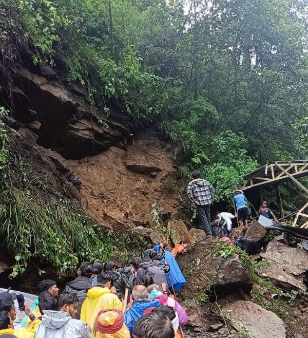 केदारनाथ पैदल मार्ग पर पर ज्ञमलबा हटाते श्रमिक
