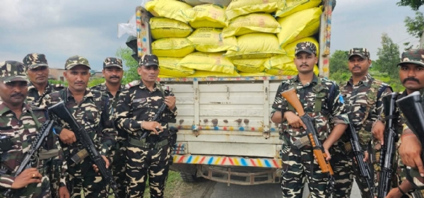 अररिया फोटो:जब्त यूरिया के साथ एसएसबी जवान