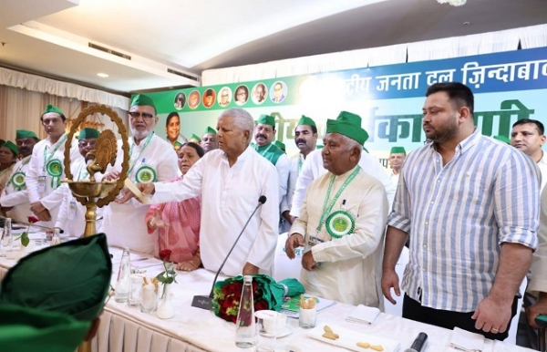 राजद राष्ट्रीय कार्यकारिणी की बैठक में पार्टी के शीर्ष नेतागण