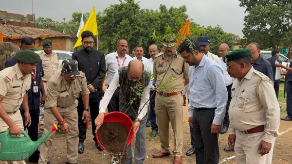 राज्यपाल रमेन डेका पिथौरा विकासखंड अंतर्गत  शासकीय हायर सेकेंडरी स्कूल, गोड़बहाल परिसर में नीम का पौधा लगाते हुए