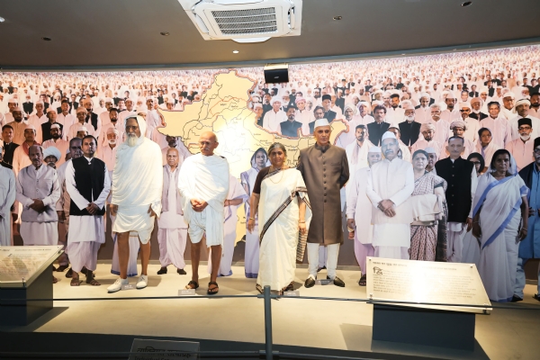 मुख्यमंत्री नीतीश कुमार बापू टावर में एग्जीबिशन को देखते