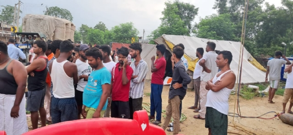 घटनास्थल पर लगी भीड़