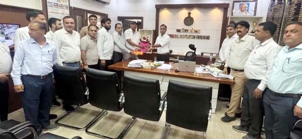 निगम आयुक्त धीरेंद्र खडग़टा का आभार जताते हुए ठेकेदार वेलफेयर एसोसिएशन के सदस्य।