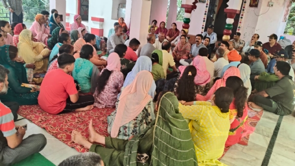 आपदा प्रभावितों के साथ बात करते हुए विधायक चंद्रशेखर।