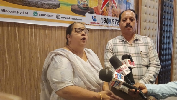 पत्रकारों से बातचीत करती डा. लिवलीन शुक्ला।