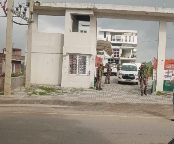 अंबा प्रसाद के घर पुलिस की टीम।