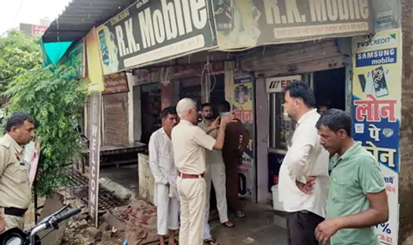 फतेहाबाद। भिरड़ाना में चोरी मामले में जांच करती पुलिस टीम।