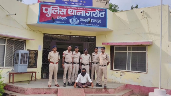 महिला का हत्यारा गिरफ्तार, लाश कब्र से निकालकर सौंपी परिजनों को