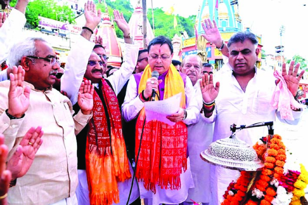 नदी महोत्सव का प्रतिज्ञा दिलाकर शुभारम्भ करते सीएम धामी