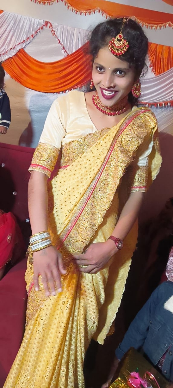 पति से विवाद के चलते फांसी लगाकर आत्महत्या करने वाली अलका का फाइल फोटो।