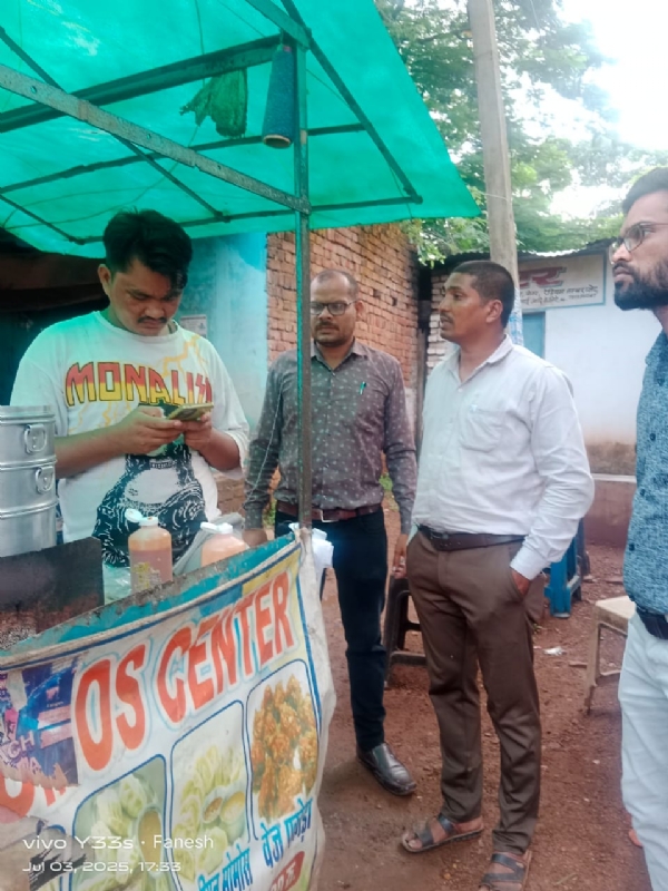 एक खाद्य पदार्थ सेंटर पर जांच करती हुई खाद्य एवं औषधि प्रशासन विभाग की टीम।